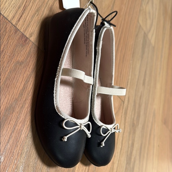 H&M Black and White Dress Shoes with Classic Design - Picture 3 of 5